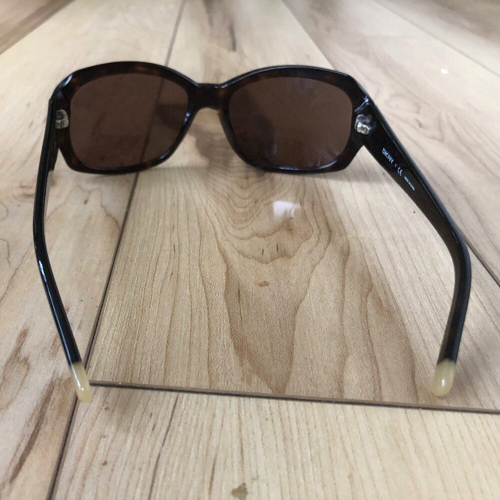 Authentic DKNY Sunglasses Women Brown Tortoise with Cream Tips. - Picture 2 of 4